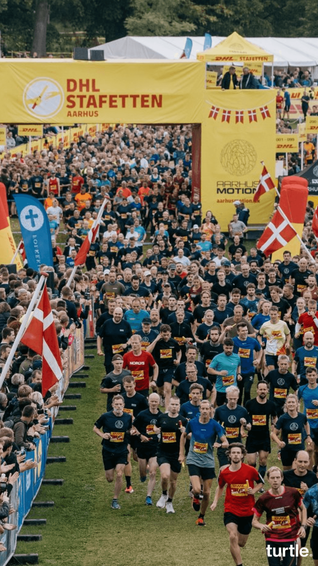 a group of people running in front of a sign that says dhl stafetten
